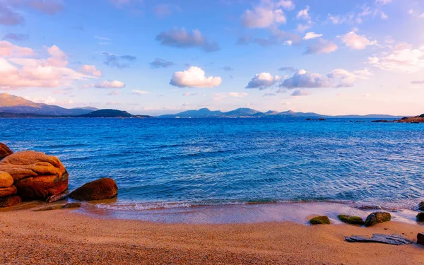 Romantischer morgendlicher sonnenaufgang in capriccioli strand von costa smeralda reflex — Stockfoto