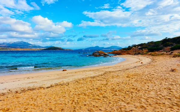 Romantischer morgen in capriccioli strand an der costa smeralda reflex — Stockfoto