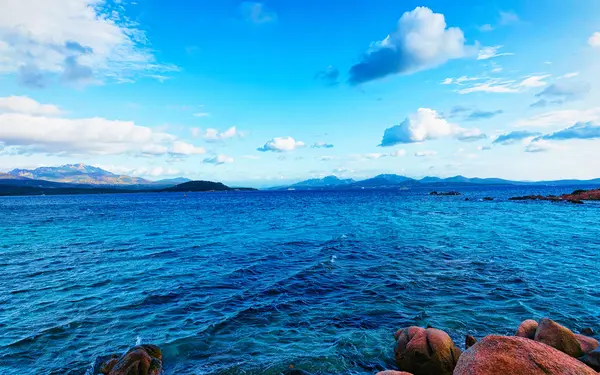 Playa de Capriccioli en la Costa Esmeralda Italia Isla de Cerdeña reflejo — Foto de Stock