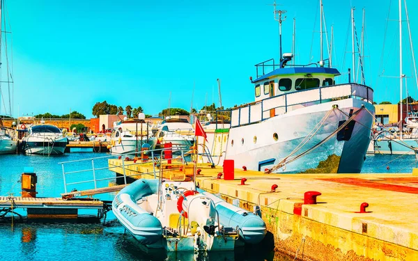 Akdeniz 'deki Botlar ve Villasimius Marina Sardunya Adası İtalya refleksi