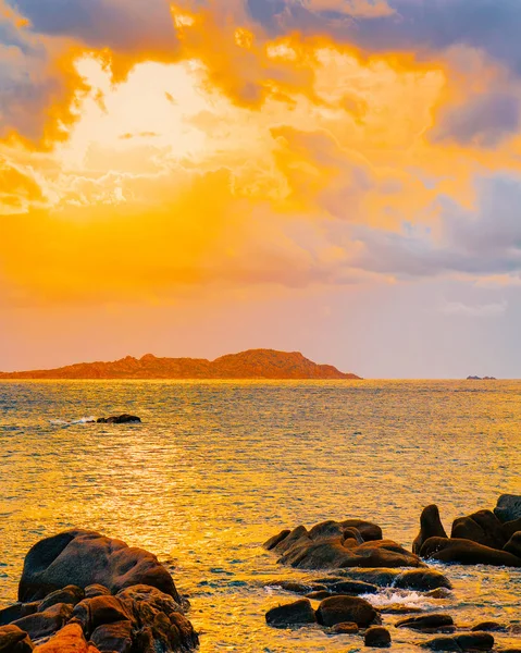 Salida del sol romántica en Capriccioli Playa de la Costa Esmeralda reflejo — Foto de Stock
