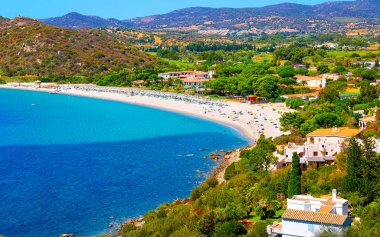 Villasimius refleksinde Akdeniz kıyısında plajı olan manzara