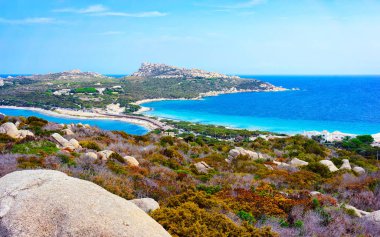 Yol ve sahil manzarası Capo Testa Santa Teresa Gallura refleksi