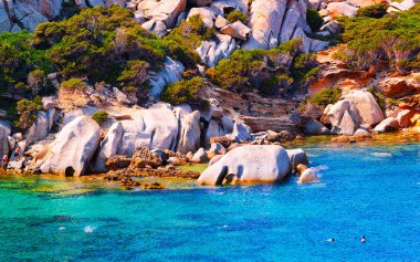 Capo Testa 'da sahili olan manzara Santa Teresa Gallura refleksi