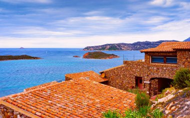 Capo Coda Cavallo refleksi üzerine ev ve kır evi sahnesi