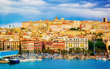 Cagliari refleksinde Akdeniz 'de şehir manzarası ve marina