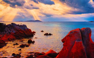 Costa Smeralda Sardinya refleksindeki Capriccioli Sahili bulutların altında