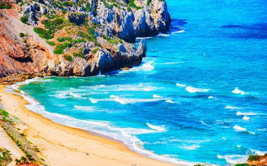 Akdeniz 'deki Buggerru tatil beldesindeki Cala Domestica plajı Sardunya refleksi