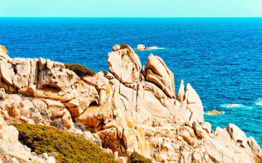 Capo Testa 'daki Rocky sahili Santa Teresa Gallura Sardunya refleksi