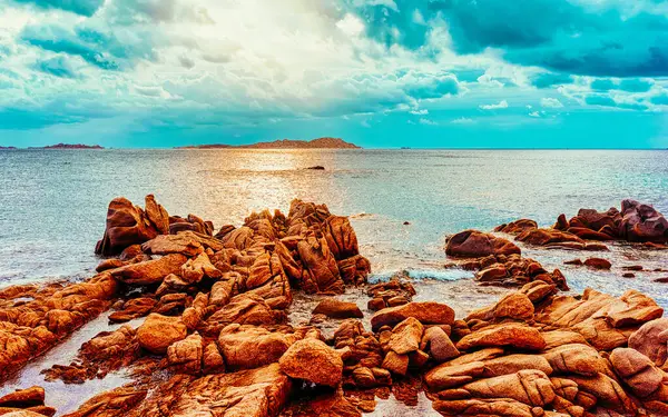 Sonnenaufgang am Strand von Capriccioli und Mittelmeer auf Sardinien Italien Reflex — Stockfoto