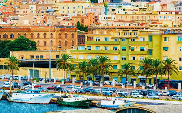 Cagliari refleksinde Akdeniz 'de şehir manzarası ve marina — Stok fotoğraf