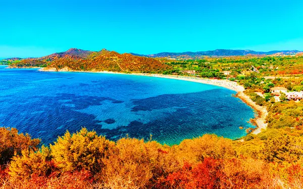 Praia em Villasimius no mar Mediterrâneo Sul na Sardenha reflexo — Fotografia de Stock