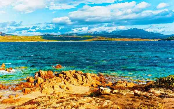 Felsigen capriccioli strand von costa smeralda italien sardinia reflex — Stockfoto