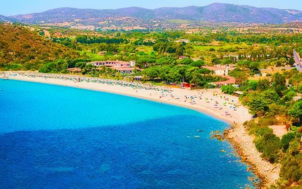 Praia em Villasimius no mar Mediterrâneo reflexos Sardenha do Sul — Fotografia de Stock