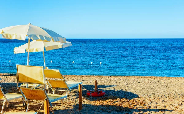 Parasol i krzesło na plaży Chia Śródziemnomorski refleks morski — Zdjęcie stockowe