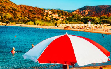 Güneş şemsiyesi Chia Sahili ve Akdeniz Güney Sardunya İtalya refleksi