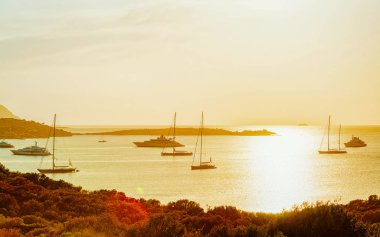 Yat ve gemiler Porto Rotondo Costa Smeralda tatil beldesi Sardunya refleksi