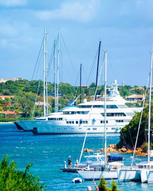 Porto Cervo refleksindeki Akdeniz 'de liman ve lüks yatlar