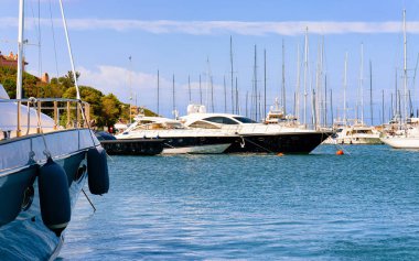 Porto Cervo refleksinde Akdeniz 'de lüks yatları olan Marina
