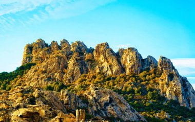 Kosta Smeralda Sardunya 'daki dağlar İtalya refleksi