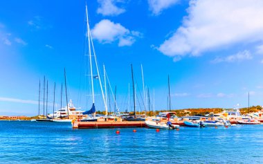 Porto Cervo Sardunya refleksi marinasında deniz ve lüks yatlar