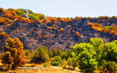 Dağlarla çevrili manzara Cagliari bölgesi Sardunya refleksi