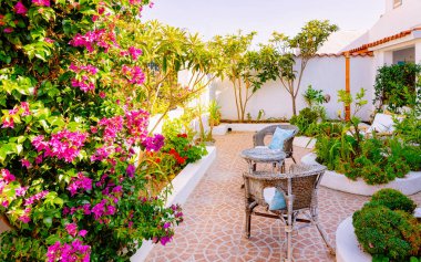 Costa Smeralda refleksindeki verandada masa ve sandalyeler