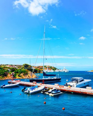 Porto Cervo refleksinde Akdeniz 'de liman ve lüks yatlar