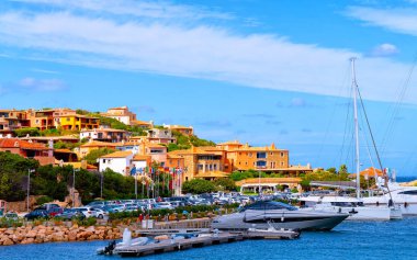 Porto Cervo refleksinde Akdeniz yakınlarında lüks yatları olan liman