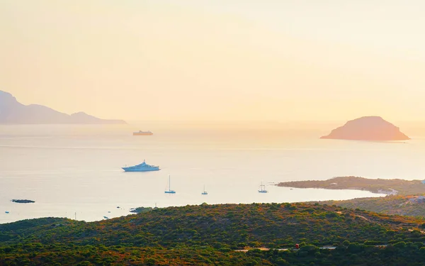 Salida del sol en Golfo Aranci con isla Tavolara en reflejo del mar Mediterráneo — Foto de Stock
