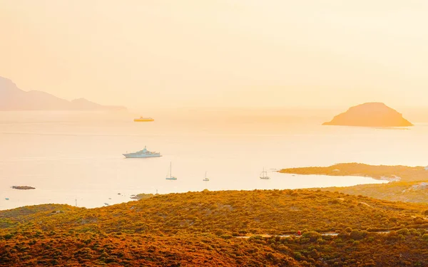 Alba a Golfo Aranci con riflesso dell'isola di Tavolara Sardegna Italia — Foto Stock