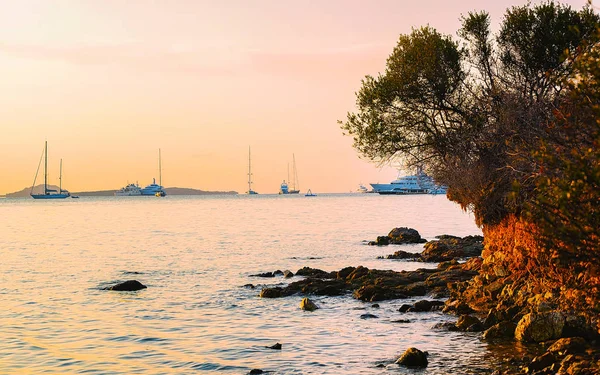 Yachten und schiffe in porto rotondo an der costa smeralda sardinia reflex — Stockfoto