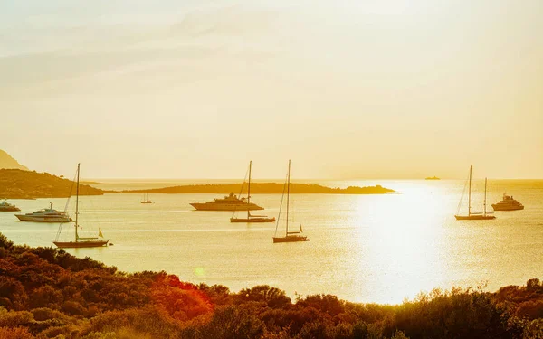 Yacht och fartyg Porto Rotondo Costa Smeralda resort Sardinien reflex — Stockfoto