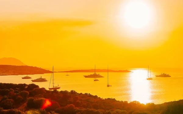 Jachty Porto Rotondo při východu slunce Středozemní moře Sardinie Itálie reflex — Stock fotografie