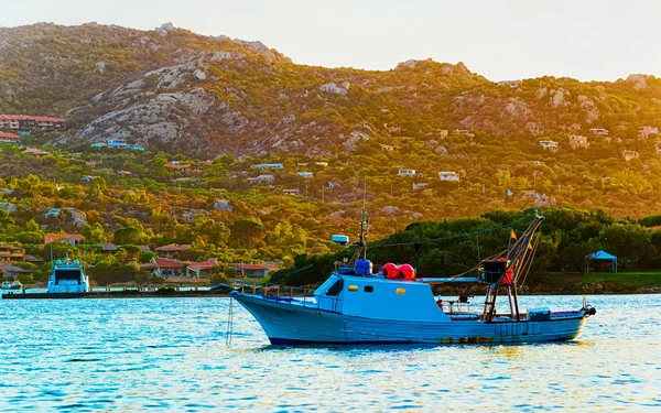 Alba con barca Costa Smeralda al Mar Mediterraneo Sardegna reflex — Foto Stock