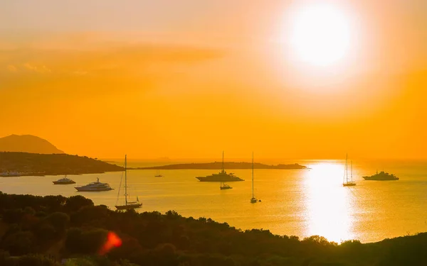 Barche e navi a Porto Rotondo in Costa Smeralda Sardinia reflex — Foto Stock