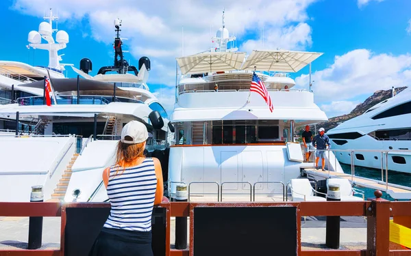 Mensen op de dijk met jachten in Porto Cervo Sardinia reflex — Stockfoto