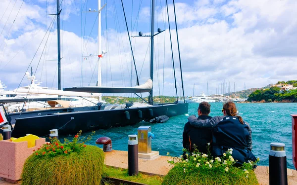 Paar im Yachthafen am Mittelmeer im Porto Cervo Reflex — Stockfoto