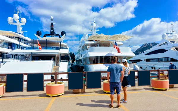 Para w Marina na Morzu Śródziemnym w Porto Cervo refleks — Zdjęcie stockowe