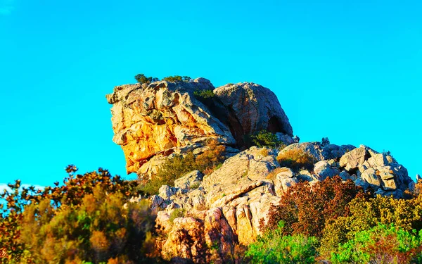 Montanhas na Costa Esmeralda reflexos da Sardenha — Fotografia de Stock