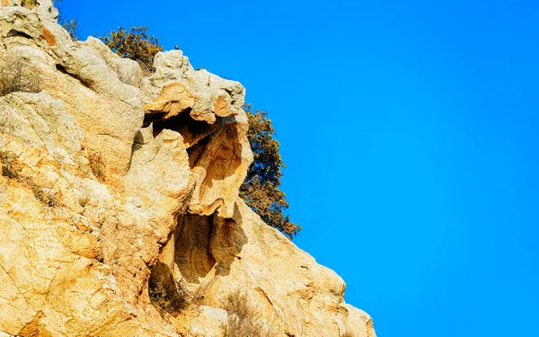 Montanhas em forma de cabeça na Costa Esmeralda em reflexo da Sardenha — Fotografia de Stock