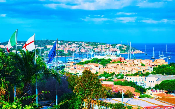 Városkép luxus jachtokkal a kikötőben Porto Cervo Sardina reflex — Stock Fotó