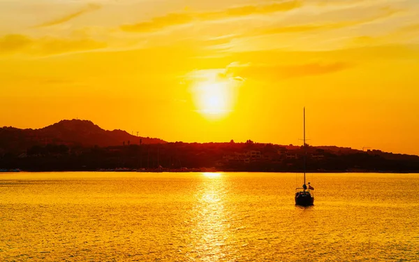 Východ slunce s lodí v Costa Smeralda Středozemní moře Sardinie reflex — Stock fotografie