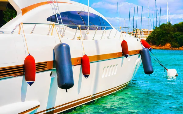 Luxus jacht a kikötőben Porto Cervo Costa Smeralda Sardina reflex — Stock Fotó