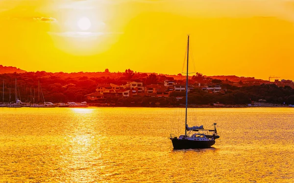 Východ slunce s lodí v Costa Smeralda Středozemní moře Sardinie reflex — Stock fotografie