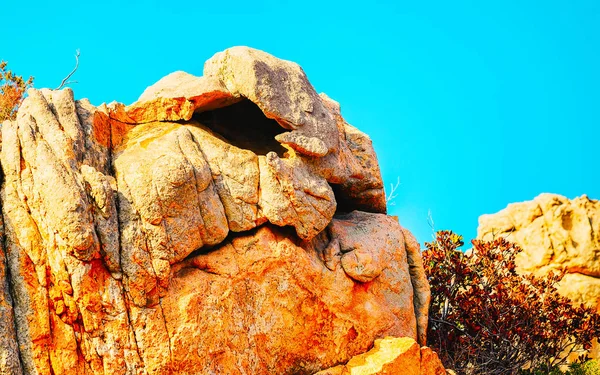 Montagnes naturelles sur la Costa Smeralda en Sardaigne Italie réflexe — Photo