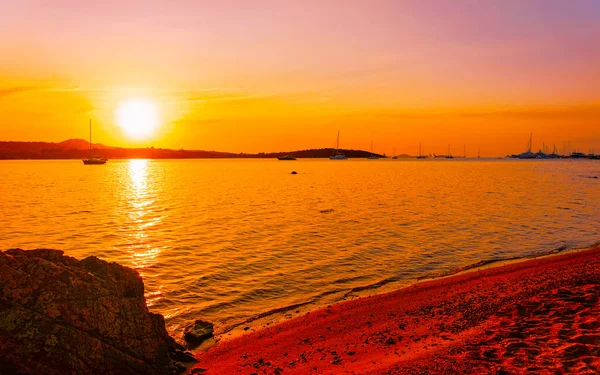 Salida o puesta del sol en la playa de Porto Rotondo reflex — Foto de Stock
