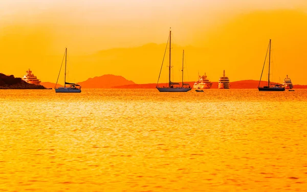 Východ slunce nebo západ slunce s jachtami v Porto Rotondo reflex — Stock fotografie