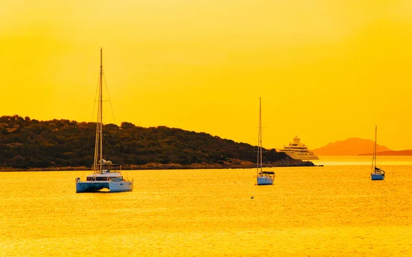 Východ slunce nebo západ slunce s jachtami v Porto Rotondo reflex — Stock fotografie
