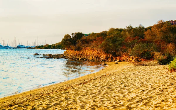 Playa de Portisco en la Costa Esmeralda en el mar Mediterráneo Reflejo Cerdeña — Foto de Stock